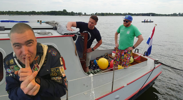 De wilde vaart-stafleden Gerben, Victor en Jacco op het achterdek van de Dorus Pompert II